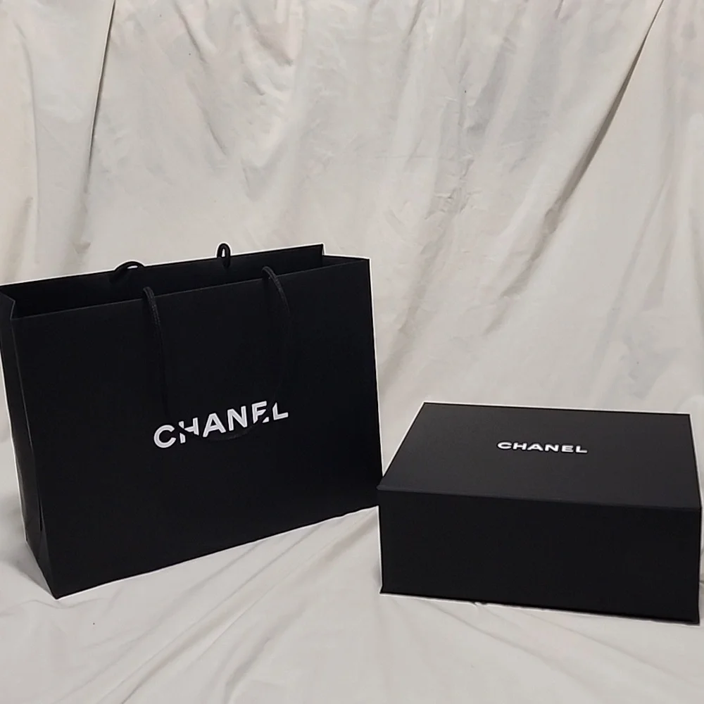 CHANEL Elegant Black Packaging Set - Picture 1 of 15